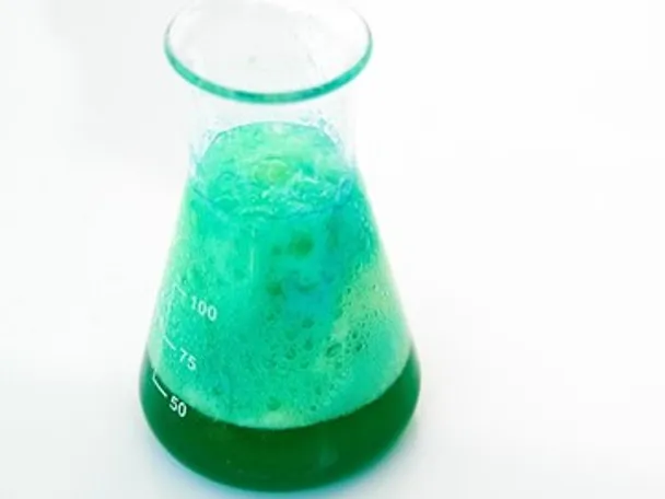 de_tilco_erlenmeyerkolben_mit_grüner_schäumender_flüssigkeit de_tilco_erlenmeyerkolben_mit_grüner_schäumender_flüssigkeit